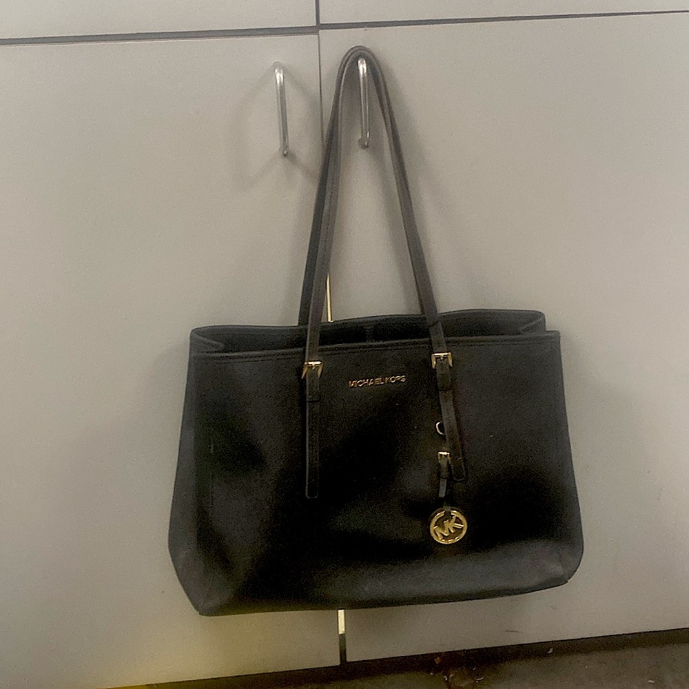 Michael Kors shoulder bag, black, leather, it’s in great condition.